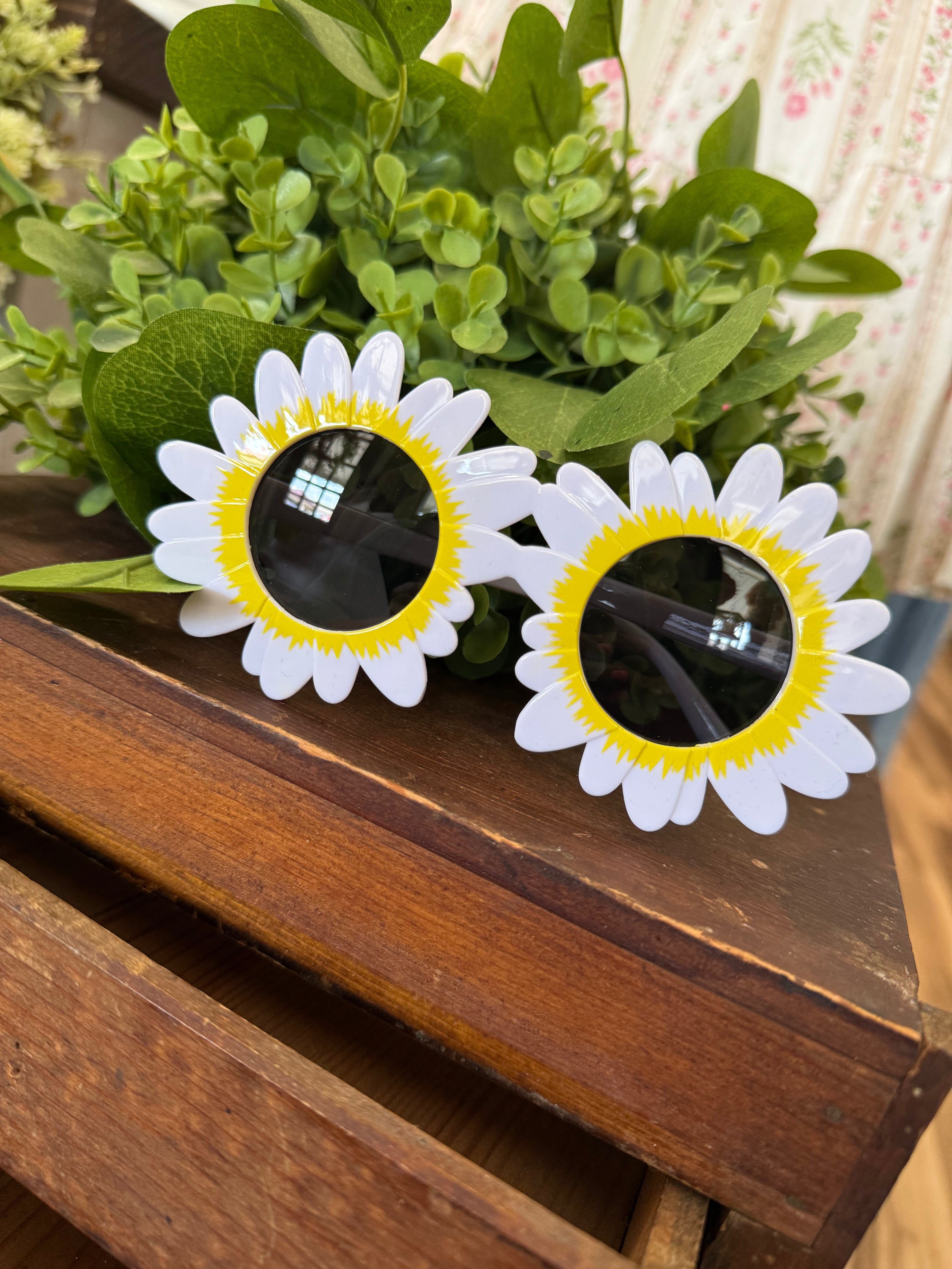 White Daisy Mini Trendsetter Sunnies